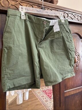 Old Navy women’s Olive Green Flat-Front Cotton Shorts